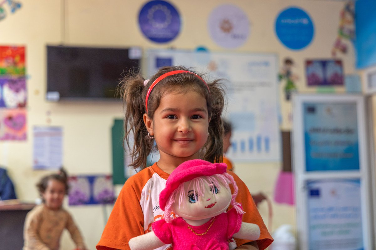 UNICEFAfg's tweet image. Gulsoom finds joy at the @UNICEFAfg child-friendly space at the Islam Qala border in Herat. After living in Iran where her father worked as a laborer, she's now safe and smiling. 💙
Every child deserves to play! 🌈