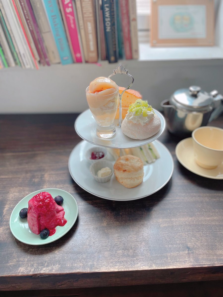 Summer Afternoon Tea

夏のアフタヌーンティーの登場です

夏らしく涼やかなラインナップで

スイーツは
①ピーチメルバ
②ホワイトメレンゲ
③レモンカードを挟んだヴィクトリアケーキ
④サマープディング

季節だけの限定メニューです。
ポットティーとセットで3500円（税込）

ご予約ください！