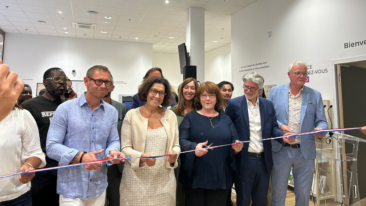 Collin Nathalie (@nathqueencole) on Twitter photo Grande journée à <a href="/VilledEvryCourc/">Ville d'Évry-Courcouronnes</a> pour l'inauguration de notre nouveau bureau de poste Evry Cœur Essonne avec <a href="/Farida_Amrani_/">Farida Amrani</a>, Stéphane Beaudet et les postières et les postiers !
💪Un espace au service des citoyens, marquant notre engagement pour le dynamisme des territoires 💛 Grande journée à <a href="/VilledEvryCourc/">Ville d'Évry-Courcouronnes</a> pour l'inauguration de notre nouveau bureau de poste Evry Cœur Essonne avec <a href="/Farida_Amrani_/">Farida Amrani</a>, Stéphane Beaudet et les postières et les postiers !
💪Un espace au service des citoyens, marquant notre engagement pour le dynamisme des territoires 💛