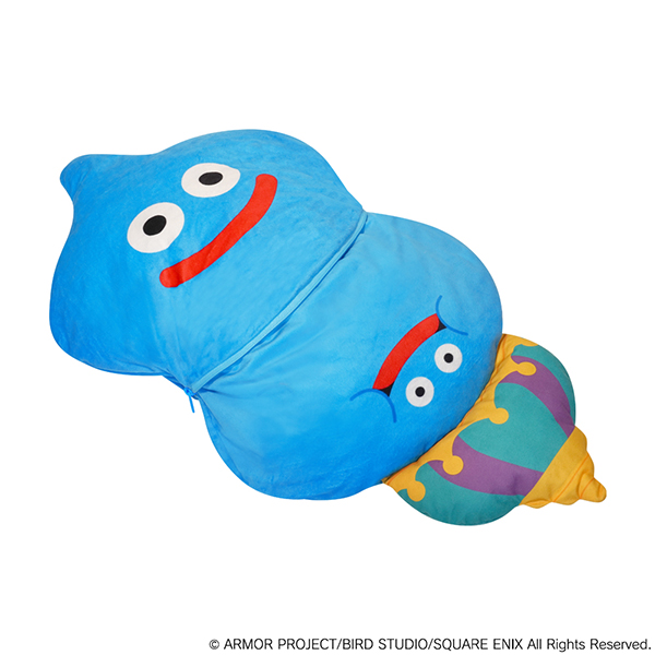 SQEX_MD_GOODS's tweet image. スライムがキングスライムに!リバーシブル仕様のクッションが発売中!
底面のファスナーを開いて、内側の生地をひっくり返せば「スライム」から「キングスライム」に!
「スライム」と「キングスライム」のデザインを気分やお部屋の雰囲気に合わせてひっくり返して楽しんで♪…