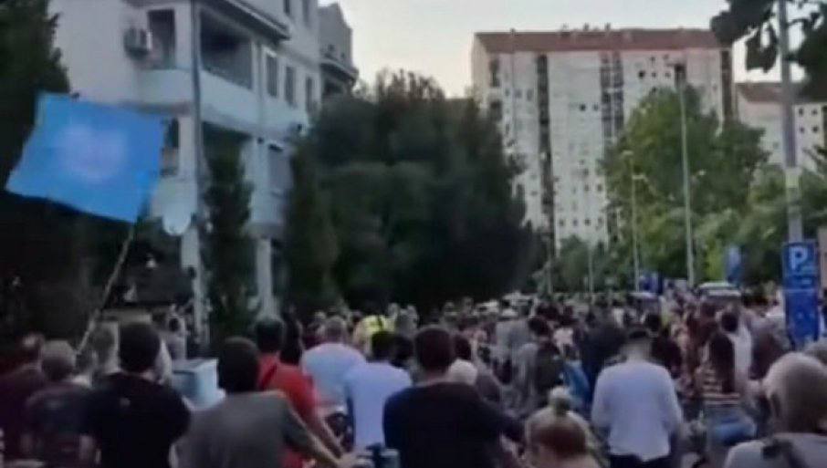 nstarovic's tweet image. The violent demonstration outside the family home of SNS leader Miloš Vučević in Novi Sad last night was a deplorable act, reminiscent of the brutal intimidation tactics employed by Nazis in the 1930s. Silence is unacceptable. Instead of praising the blockaders for purportedly…
