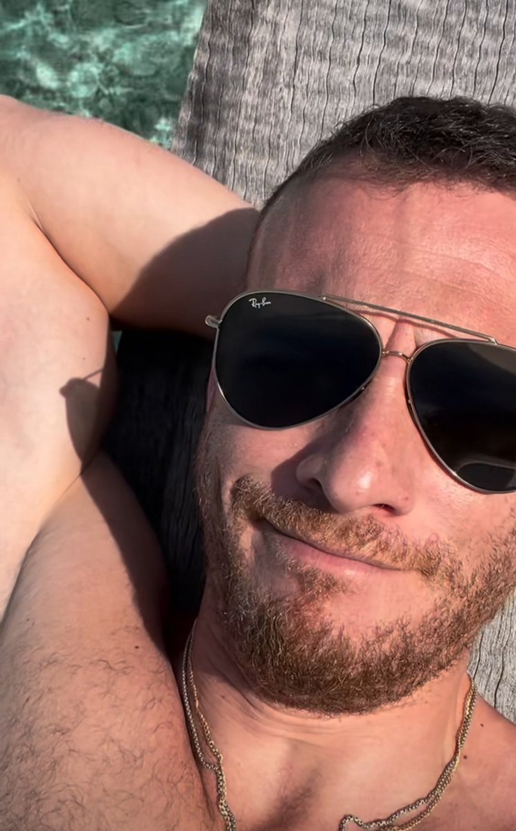 He is sooo mwah, the beard, the hair, muscles, sunglasses ... everything is 🤌🫦.