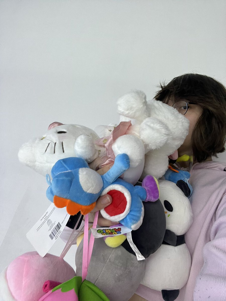 If that girl had accepted my invite to the claw machine place l'd be gagging on her cock right now, I can tell you that much.