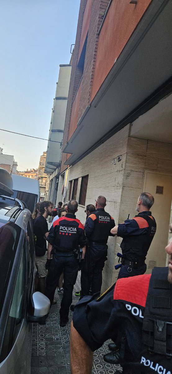 🚨 ALERTA! Abans que arribés la comitiva Mossos sense identificar ens han fet fora de la porta. 

❌💥 Tot l’odi als sicaris de la policia que ens fan fora de les nostres cases!