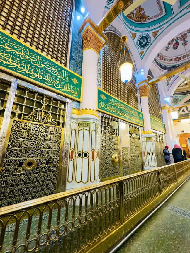 اَللّٰھُمَّ صلِّ على محمَّدٍ وعلى آلِ محمَّدٍ كما صلَّيْتَ على إبراهيمَ وعلى آلِ إبراهيمَ ، إنَّك حميدٌ مجيد
اَللّٰھُمَّ بارِكْ على محمَّدٍ وعلى آلِ محمَّدٍ كما باركْتَ علی إبراهيمَ وعلى آلِ إبراهيمَ ، إنَّك حميدٌ مجيد