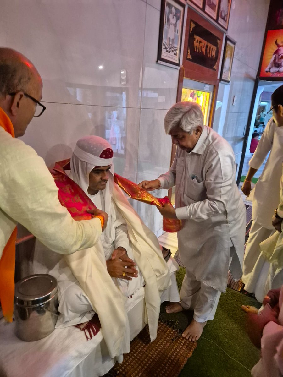 दादू मरना तहां भला, 
जहां पशु पक्षी खाए

ऋषि ने भगवान से  प्रार्थना की कि मरना वहां भला होगा जहां  शरीर को खाने के लिए पशु पक्षी हों। यह ऋषि थे श्री दाऊ दयाल। 

इनका जन्म सन 1544 में धुनिया जाति में हुआ। उन्होंने विकट साधना करके सिद्धि प्राप्त की। दादू दयाल कवि, संत और धर्म