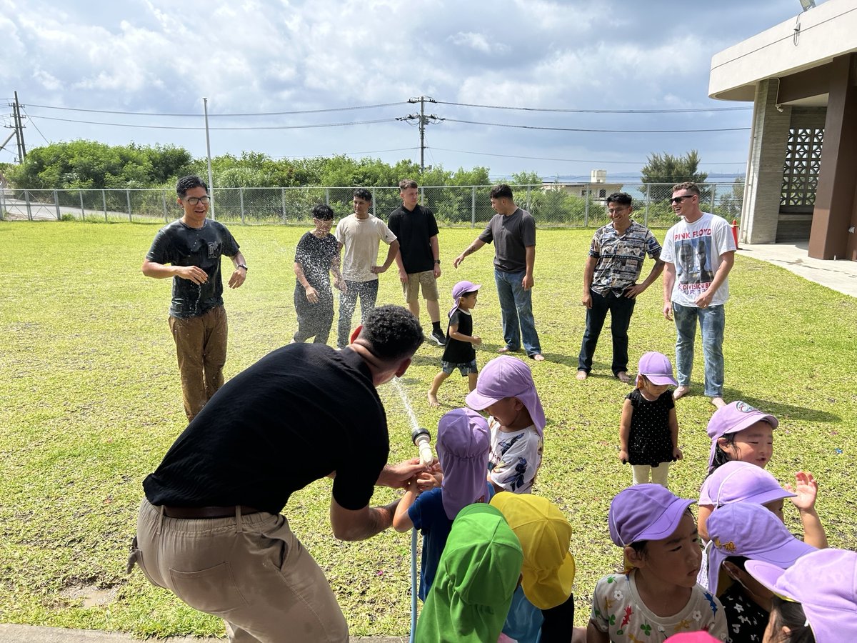 mcipac_jp's tweet image. セミの鳴き声が元気に響き渡る7月15日、海兵隊キャンプ・ハンセン所属のボランティア22人が地元金武町のこども園を訪れ、毎年恒例の水遊びを園児たちと行いました。
キャンプ・ハンセンは金武町とのつながりを大切にし、毎週地元のこども園を訪問し英語交流会を行っています。
📷: Takayuki Kayo
