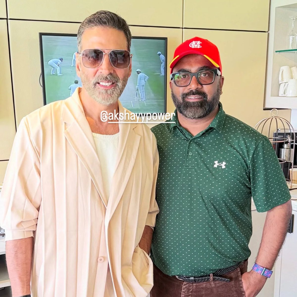 akshayypower's tweet photo. Khiladi #AkshayKumar spotted at Lord's Cricket Stadium during the match of India vs England Test cheering for India along with Twinkle Khanna #indvseng🏏 #lordsstadium https://t.co/bg7Vlx1To4