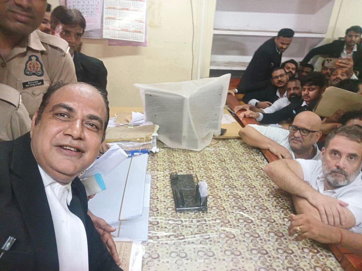 manoj66118's tweet photo. जज को भी पता है केस तो झूठा है लेकिन होने 
वाले प्रधानमंत्री के साथ सेल्फी ले लेता हूँ

#RahulGandhi #LucknowCourt  #Selfie#RahulGandhi https://t.co/kF8HKczXIM