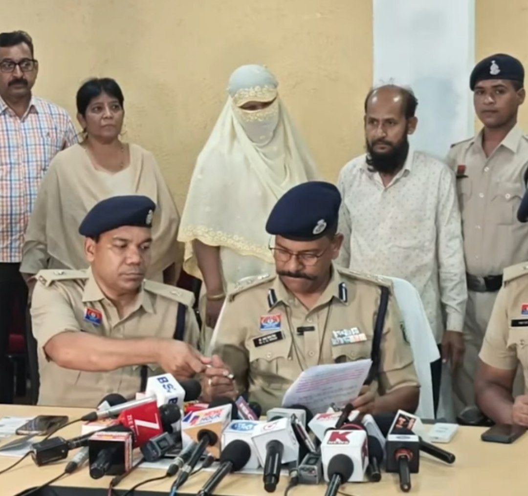 Ankur Mishra ⛳ (Hindu) (@ankur_mishra_) on Twitter photo 🚨 ब्रेकिंग न्यूज़
छत्तीसगढ़ पुलिस ने 30 अवैध बांग्लादेशी घुसपैठियों को देश से बाहर निकाला।
✈️ इन्हें रायपुर से गुवाहाटी भेजा गया, जहां से सीधे बांग्लादेश डिपोर्ट किया जाएगा।
🛂🔒 देश की सुरक्षा से कोई समझौता नहीं! 🇮🇳💪 🚨 ब्रेकिंग न्यूज़
छत्तीसगढ़ पुलिस ने 30 अवैध बांग्लादेशी घुसपैठियों को देश से बाहर निकाला।
✈️ इन्हें रायपुर से गुवाहाटी भेजा गया, जहां से सीधे बांग्लादेश डिपोर्ट किया जाएगा।
🛂🔒 देश की सुरक्षा से कोई समझौता नहीं! 🇮🇳💪