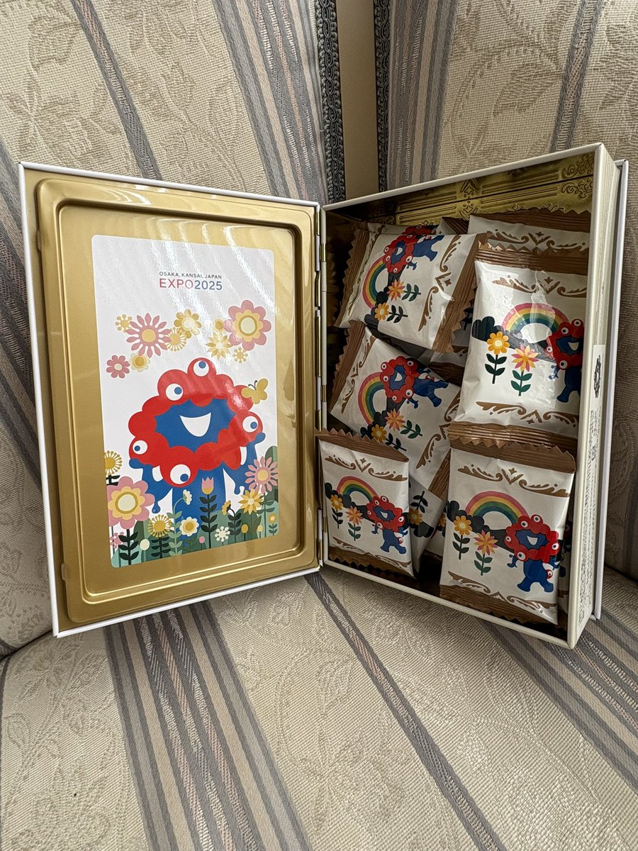 万博土産、ブック型クッキー缶🍪 これにスタンプ帳とか記念グッズ保管
