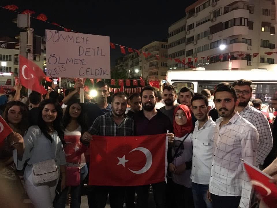 Kaderin üstünde bir kader vardır… Ne yapsalar boş Göklerden gelen bir karar vardır…

15 Temmuz gecesi; milletin iradesine, vatanın birliğine ve bayrağın namusuna kasteden Fetöcülere Hainlere karşı, canını hiçe sayarak direnen aziz şehitlerimizi ve kahraman gazilerimizi
