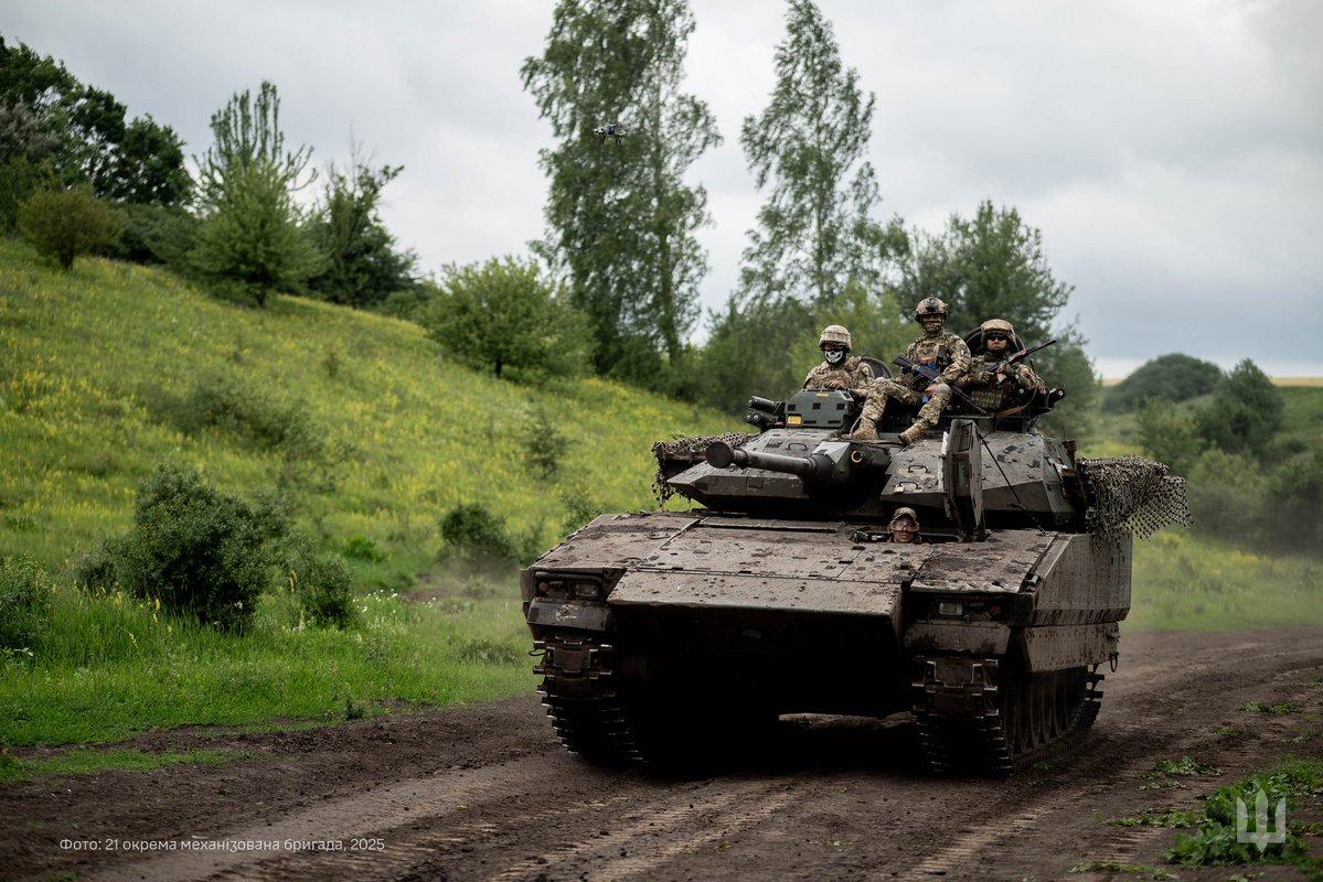 Militarylandnet's tweet image. CV-90 infantry vehicle of the Ukrainian 21st Mechanized Brigade. #UkrainianArmy