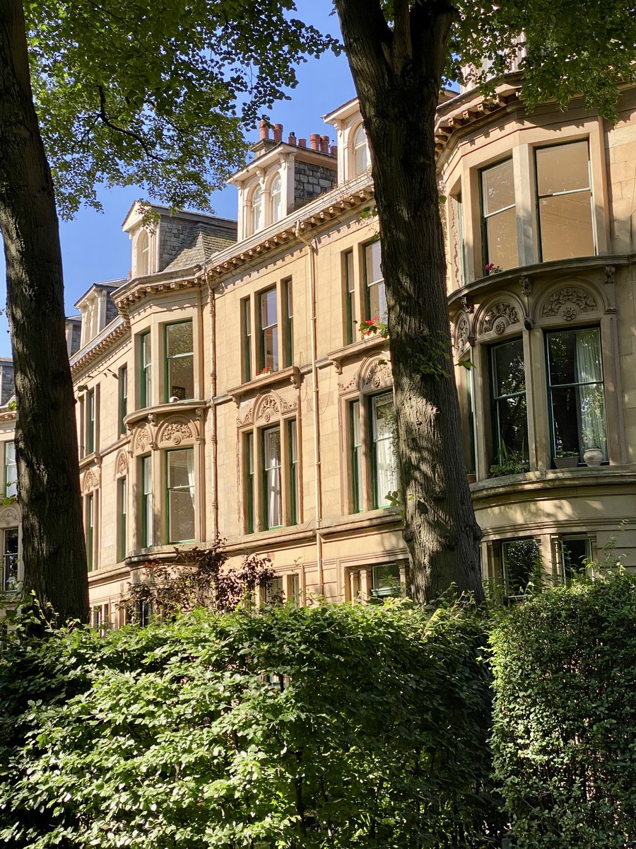 MurphyNiallGLA's tweet image. #MomentsOfBeauty in #Glasgow: This is architects Hugh & David Barclay’s gently curving Hamilton Terrace West tenement of 1875 which is on Peel Street below Partickhill. In its mature landscape it is the definition of leafy Westend. It is a charming and great Glasgow tenement 🥰!