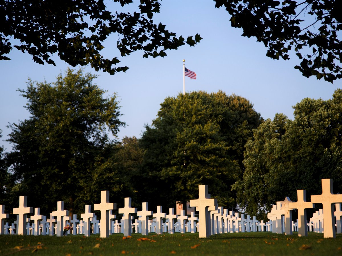usabmc's tweet image. Our staff at Netherlands American Cemetery will offer tours through the cemetery and memorial every day this summer.
Ever wondered if you are on American soil when visiting the cemetery? Do you know what the names on the walls represent? Would you like to know the stories of the…