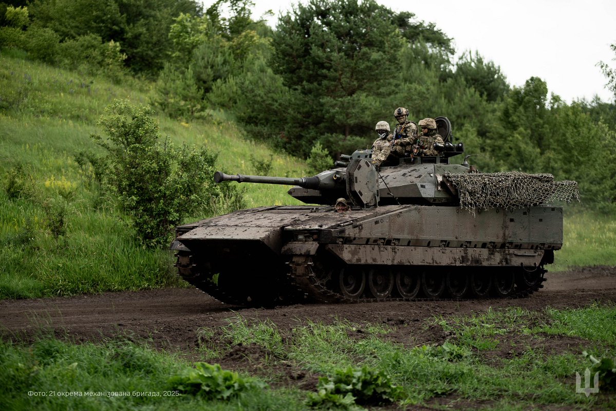 Militarylandnet's tweet image. CV-90 infantry vehicle of the Ukrainian 21st Mechanized Brigade. #UkrainianArmy