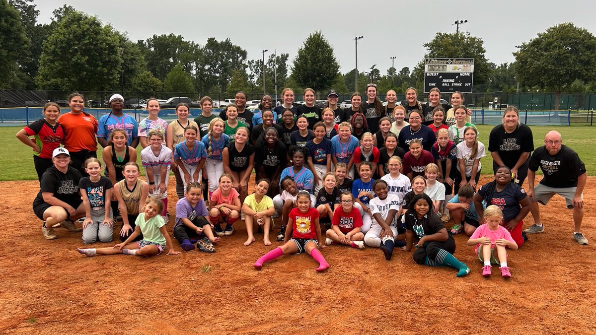 We were so thrilled to wrap up another amazing NAHS Youth Softball camp last week!!  We learned, we laughed, and we got better together! 
Go Jackets! 🐝