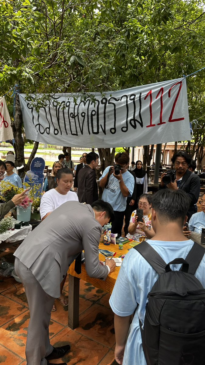 หัวหน้าเท้ง #พรรคประชาชน ลงมาจากสภาพร้อม สส. หลายคน พบประชาชนที่ลานประชาชนและเขียน จม. ถึงเพื่อน ๆ ในเรือนจำ

ช่วยกันเขียน จม. ถึงเพื่อน ๆ 50 คนในเรือนจำได้ที่นี่เลย: freeratsadon.amnesty.or.th

#นิรโทษกรรมประชาชน #นิรโทษต้องรวม112 #ประชุมสภา