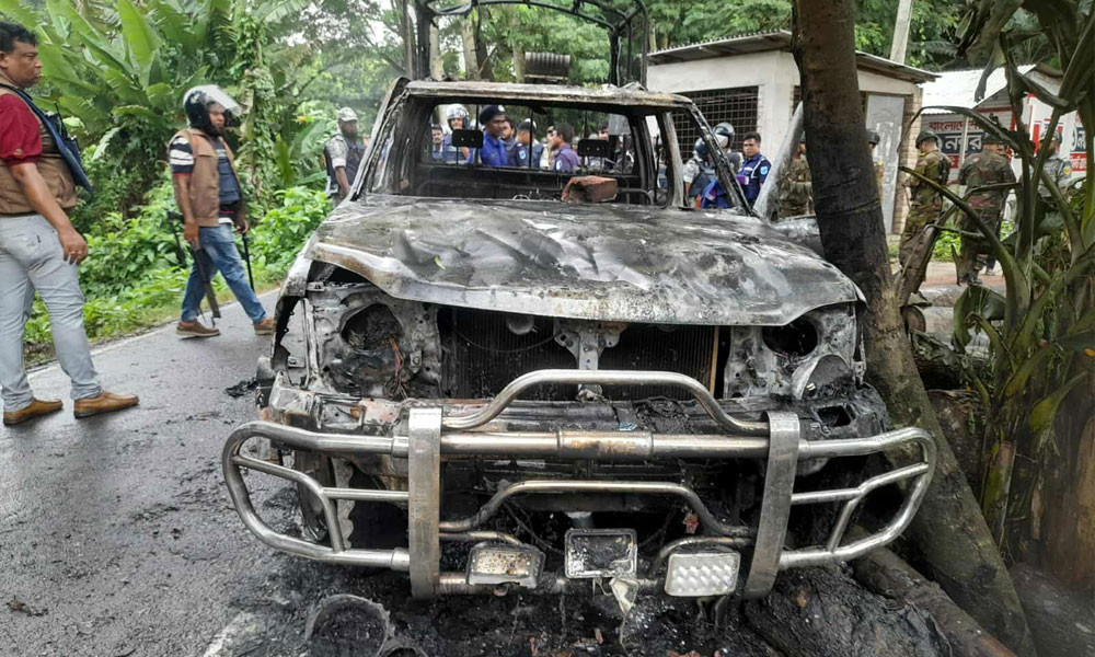 গোপালগঞ্জে পুলিশের গাড়িতে আগুন ও ভাঙচুর