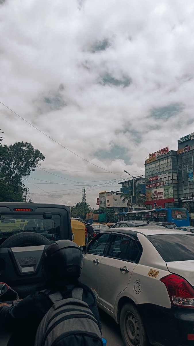 Mast 4 ghante se traffic mein ghum raha hu