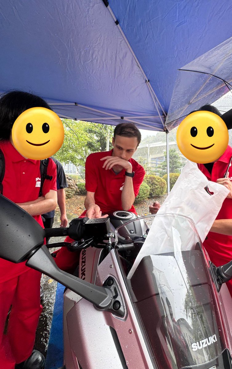 Hoy nos ha visitado Suzuki para presentarnos tecnologías que usan y ver un poco sus coches por dentro.
Pero el niño ha visto la moto y se teñí que subir si o si.
Muy chula y cómoda la nueva GSX8R, pero una cúpula un poco más grande y el asiento del copiloto con un perfil alto pls