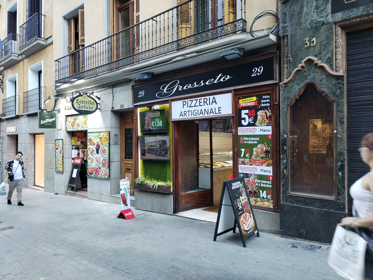 La librería de Nicolás Moya, en la #calledeCarretas, lugar de cita científica para los médicos más ilustres a finales del siglo XIX y comienzos del XX, como Ramón y Cajal, Rubio y Galí, Olóriz o Marañón, es hoy una pizzería. Un ejemplo más del #Madrid recientemente desaparecido.