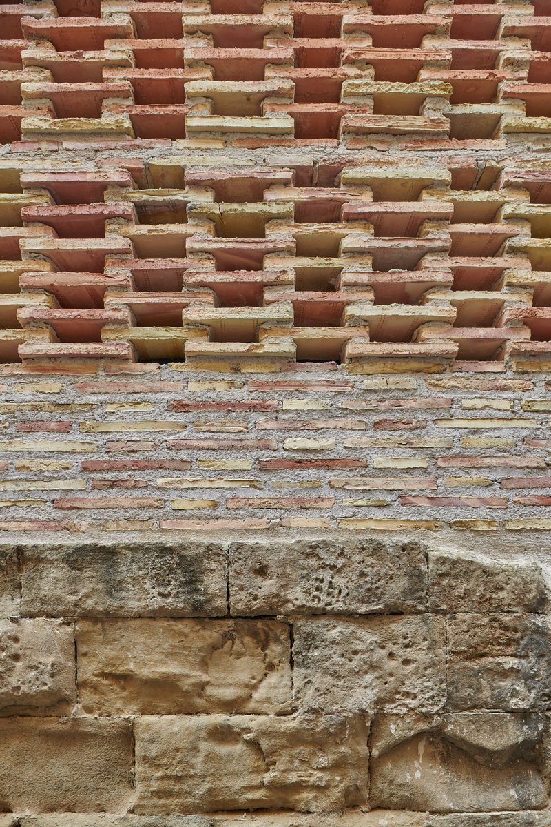 CIArquitectonic's tweet image. #MiercolesEnLadrillado, viajamos 🚗 a Aragón.
"Adecuación de la nave de dormitorios del Monasterio de Sijena"
📐📏 Sebastián arquitectos (@ssebastian_arq) y Pemán y Franco Arquitectos Zaragoza
🔗 arquitecturaviva.com/obras/interven… @arquitect_viva