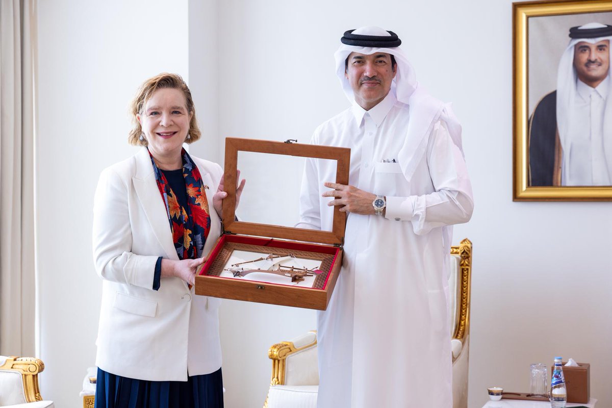 AmbCanQatar's tweet image. Excellente rencontre hier entre l’ambassadrice @IsaboMartin et S.E. Dr Ahmad Al-Sayed, ministre d’État au Commerce extérieur, pour discuter du renforcement des relations commerciales entre le Canada et le Qatar et des perspectives futures. 🇨🇦🤝🇶🇦