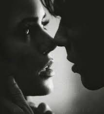 No me enamoro fácil… pero cuando lo hago, dejo trozos de alma en cada mirada. No busco historias, busco incendios que sepan abrazar sin quemar.