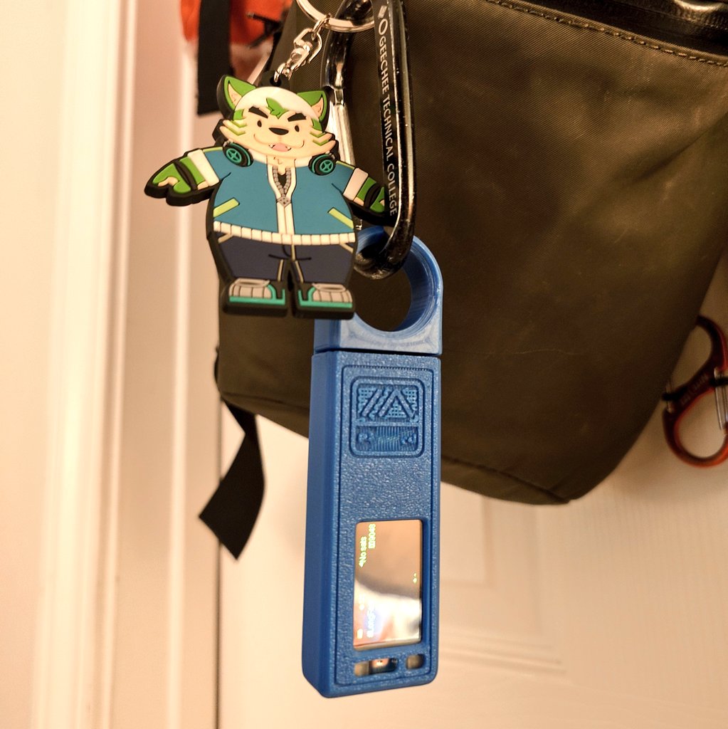 nguyenkvvn's tweet image. Experimenting with a compact "clip-and-go" design, made for attaching a @TheMeshtastic node (in this case a T114) to a bag or backpack.
Currently, it's a snap fit case, but to handle swinging around, I may add a slot for an M3 screw to hold things together for peace of mind.