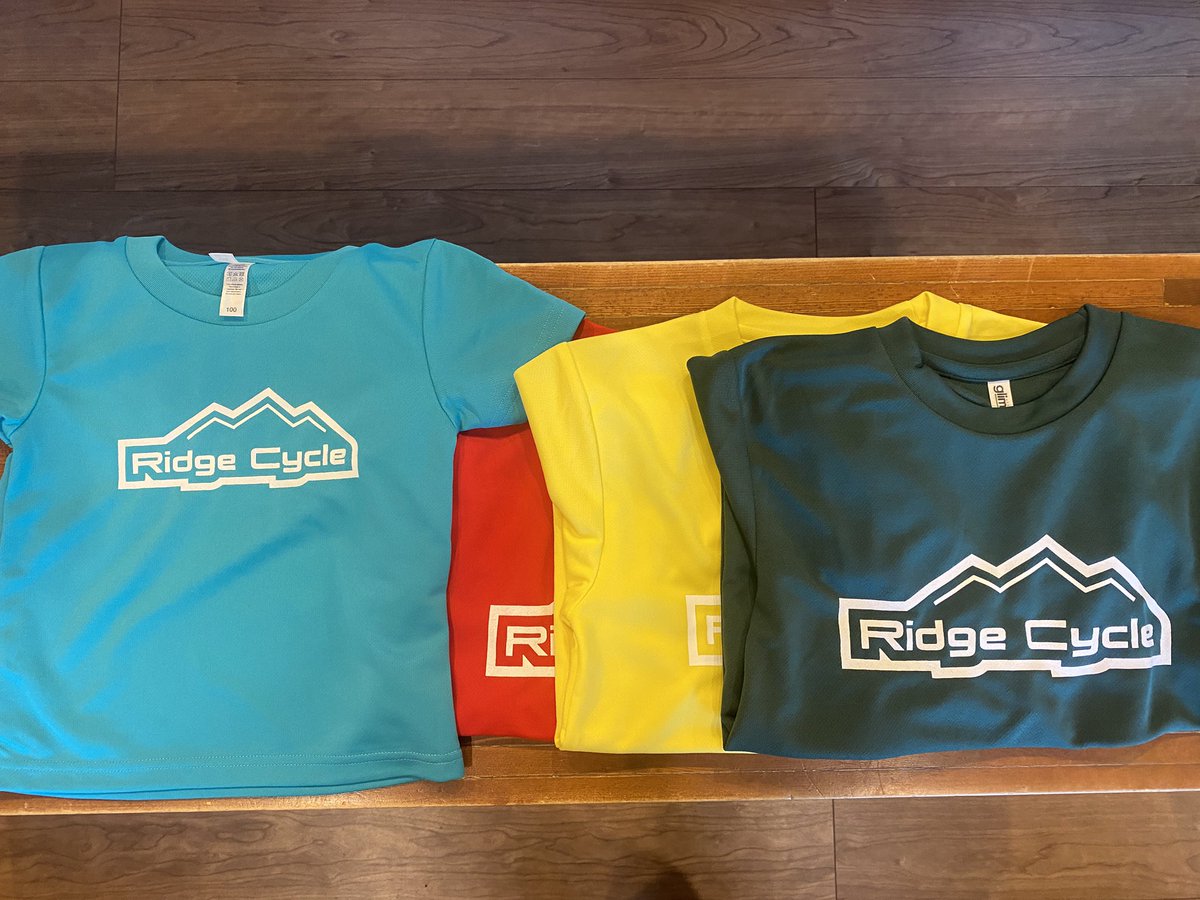 Leo_RidgeCycle's tweet image. リッジTシャツです⭐️
写真1枚目(ドライTです)は現在在庫がございます。ご希望があればお好きな色でオーダーも可能です😊キッズも作れます♪
オンラインショップで在庫の確認もできます。
ridge-cycle.shop-pro.jp/?pid=187602926