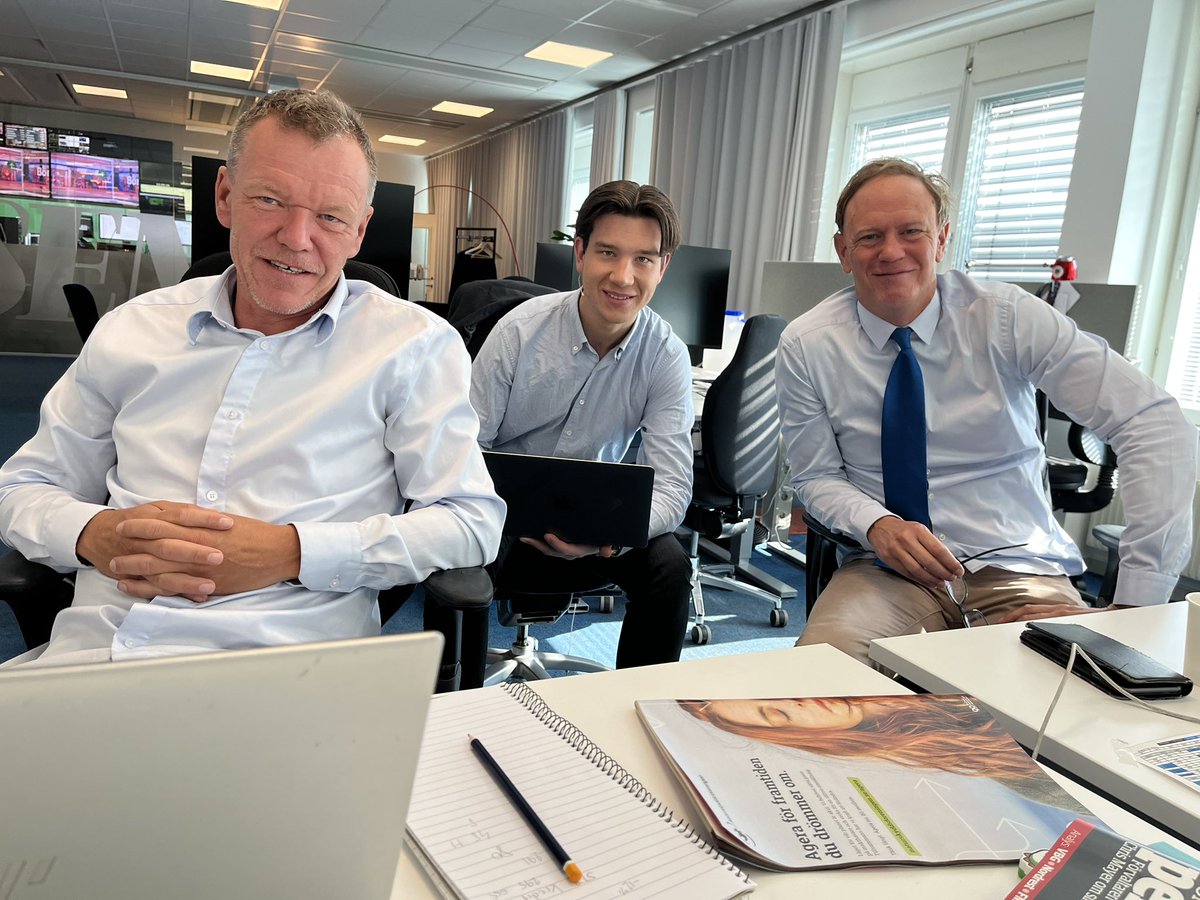 Ljusblå skjortorna gör sig redo för ännu en trevlig sändning. SEB och HB i fokus när vi kickar igång 08.45.