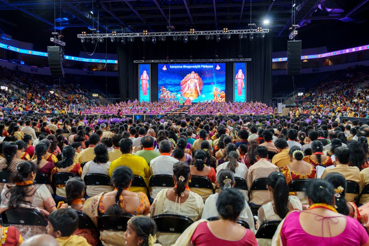 gautamhere_'s tweet photo. 10,000 hearts didn’t just chant — they aligned. With dharma. With divinity. With each other. @dattapeetham @SgsSwamiji #GitaMahayajnaGoesWorldwide https://t.co/ITCUX07niG