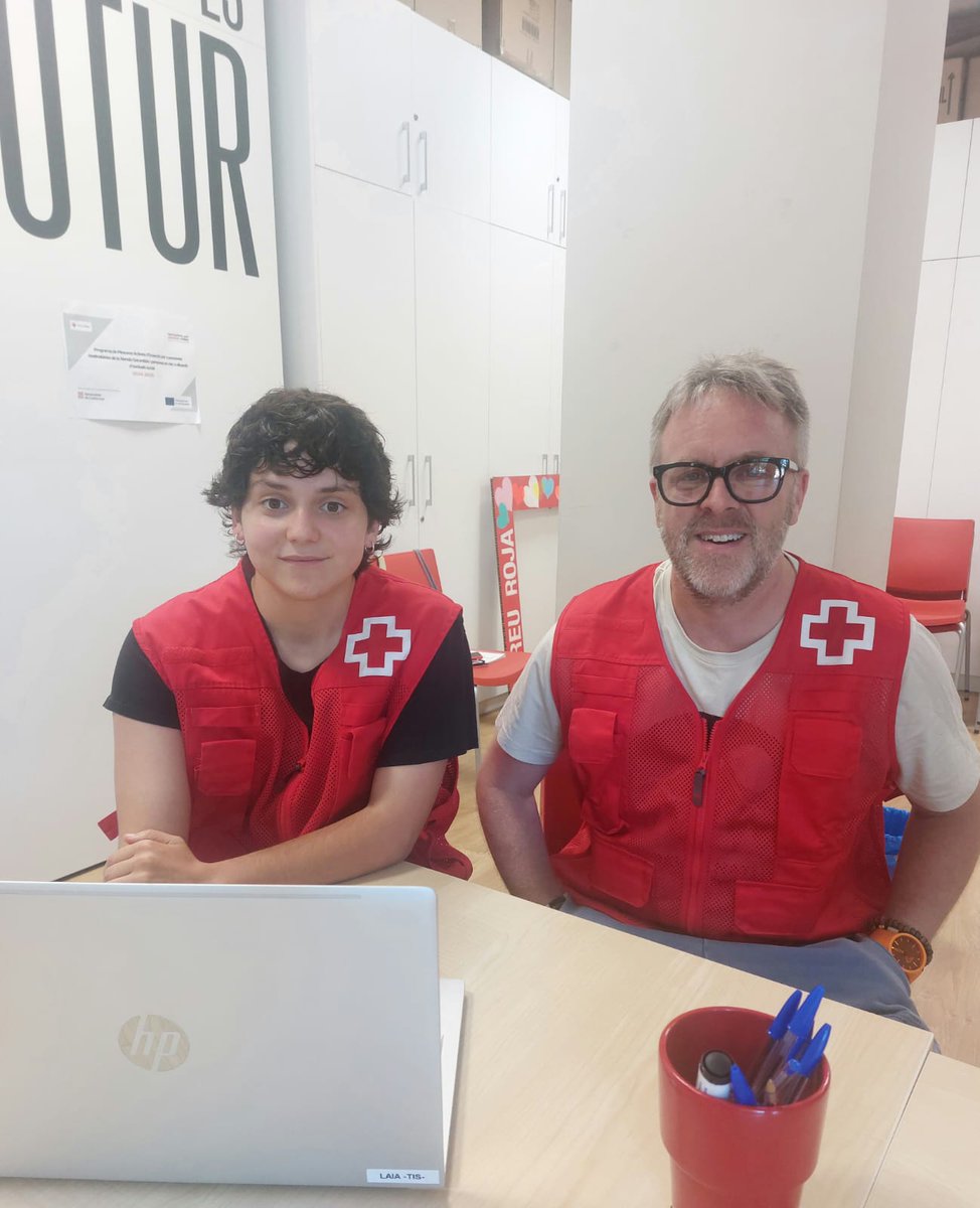 A acollida ESCOLTEM les problemàtiques de les persones que es posen en contacte amb nosaltres per primera vegada. Mirem si els podem ajudar tot informant-los i orientant-los perquè puguin millorar la seva situació. Després els ACOMPANYEM per saber com van evolucionant.