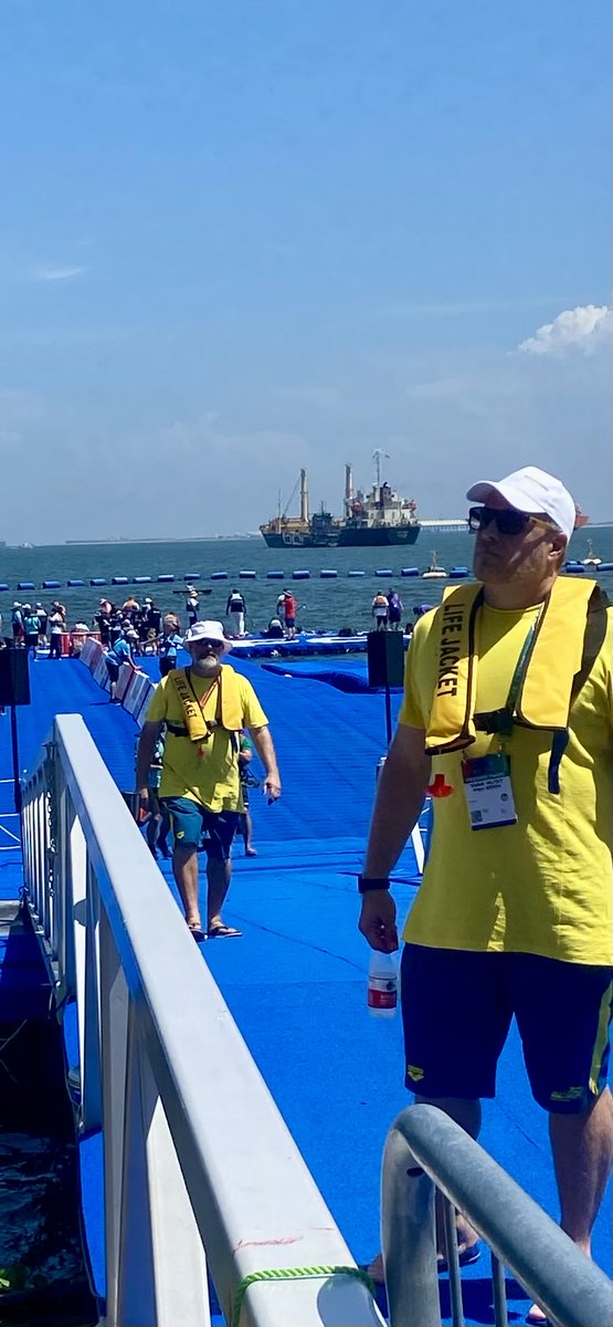 Under 4km to go in men’s 10km at Singapore Worlds 💪🏊‍♂️🏊‍♂️.
Dolphins head coach Fernando Possenti pumped Nick Sloman and Kyle Lee in Top 10 but field starting to stetch.
Big finish coming up in waters off Sentosa which are a tick over 30 degrees 🔥
Hoowee!!
⁦<a href="/DolphinsAUS/">Australian Dolphins Swim Team</a>⁩