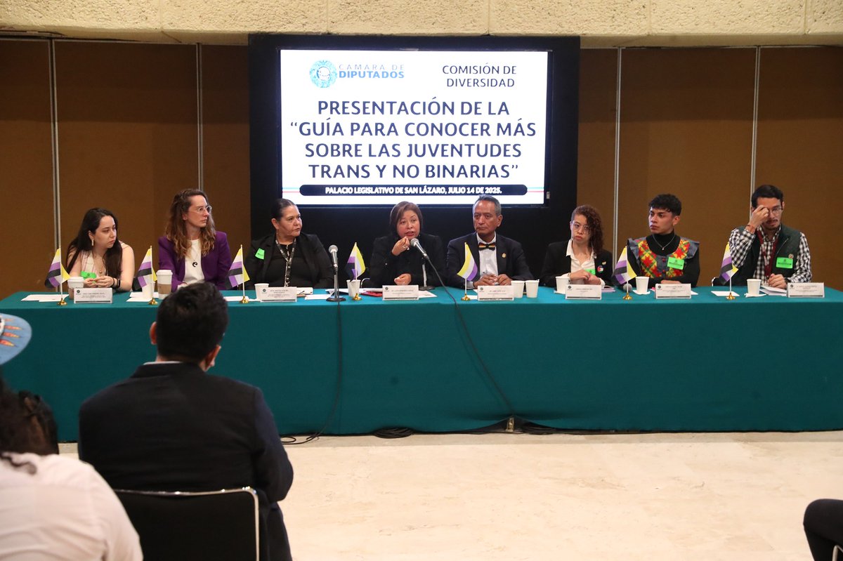 💛🤍💜🖤
Ayer, con el corazón en la mano, estuvimos en la Cámara de Diputades para la presentación de la “Guía para Conocer más sobre Juventudes Trans y No Binarias” de <a href="/trevorprojectmx/">The Trevor Project México</a> , convocada por la #ComisiónDeDiversidad en la <a href="/Mx_Diputados/">H. Cámara de Diputados</a> .
Gracias a todas las voluntades