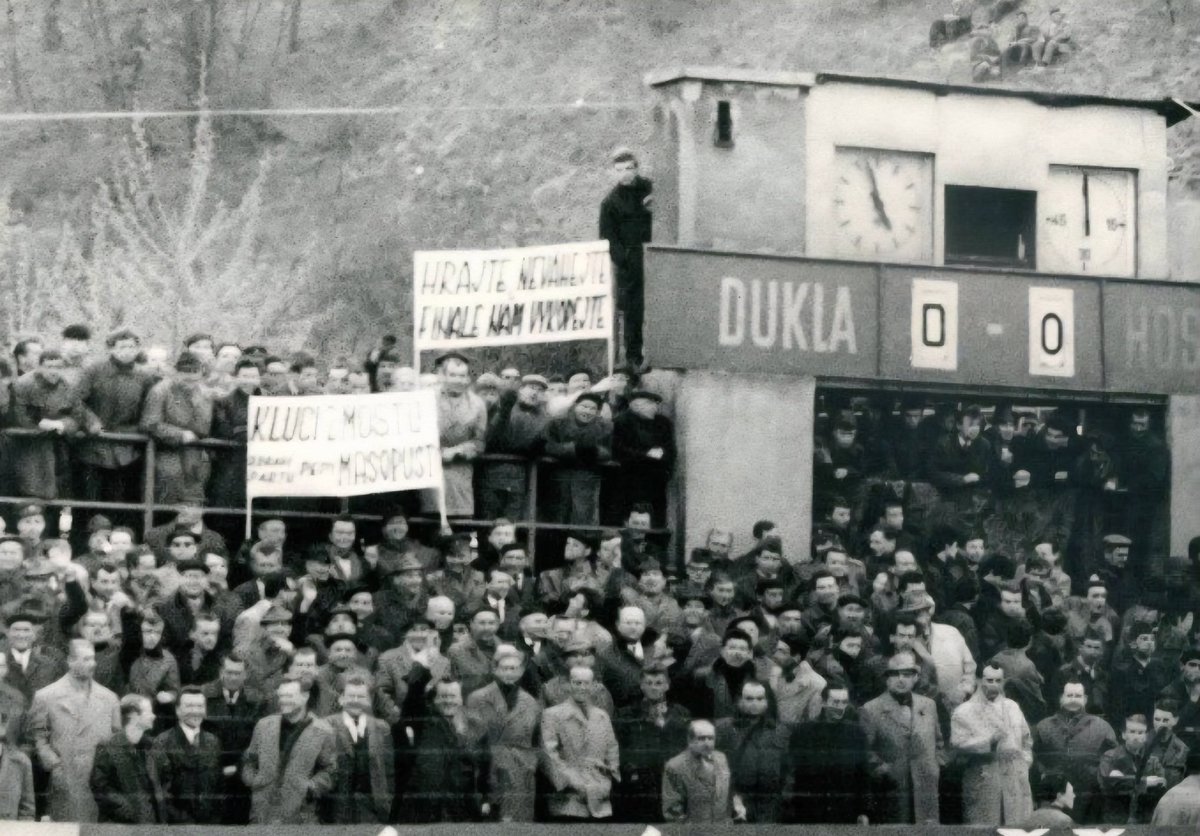 #DuklaPraha ❤️💛 🇨🇿  fans converge on the Stadion Juliska for their 1967 #EuropeanCup semi-final, 2nd Leg against #Celtic ☘️, their team chasing a 3-1 deficit from the 1st Leg.