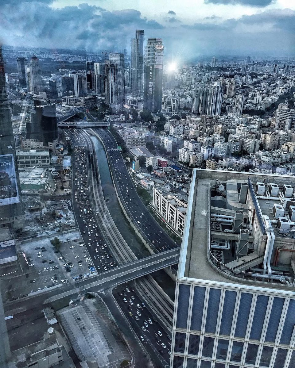 IsraelinRomania's tweet photo. 🇮🇱📈 În ciuda războiului, piața bursieră din #Israel este cea mai performantă din lume – crescând cu 80% după 7 octombrie 2023. 

Israel: 

✅️ are o economie de 550 de miliarde de dolari, bazată pe #tehnologie. 

✅️ este lider mondial în #cercetare și #dezvoltare. 

✅️ are mai multe start-up-uri pe cap de locuitor decât oricare altă țară. 

Israel rămâne un adevărat motor al #inovației. În ciuda tuturor provocărilor. 🤍🇮🇱💙 

📷 Lior Golbary 

➡️ https://t.co/8pIRMtqHAv & https://t.co/RJCXxPZq15