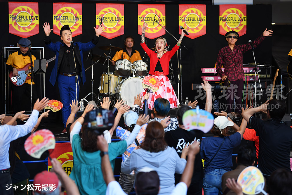 ryukyushimpo_ph's tweet image. 音楽の街コザ、熱く #ピースフルラブ・ロックフェスティバル 2025
ryukyushimpo.jp/news/entertain…
コザロックの祭典「第40回 #ピースフルラブ・ロックフェスティバル2025」が12日、沖縄市の #コザ・ミュージックタウン 音楽広場でありました。音楽広場とガジュマル前で10組が熱い演奏を繰り広げました。