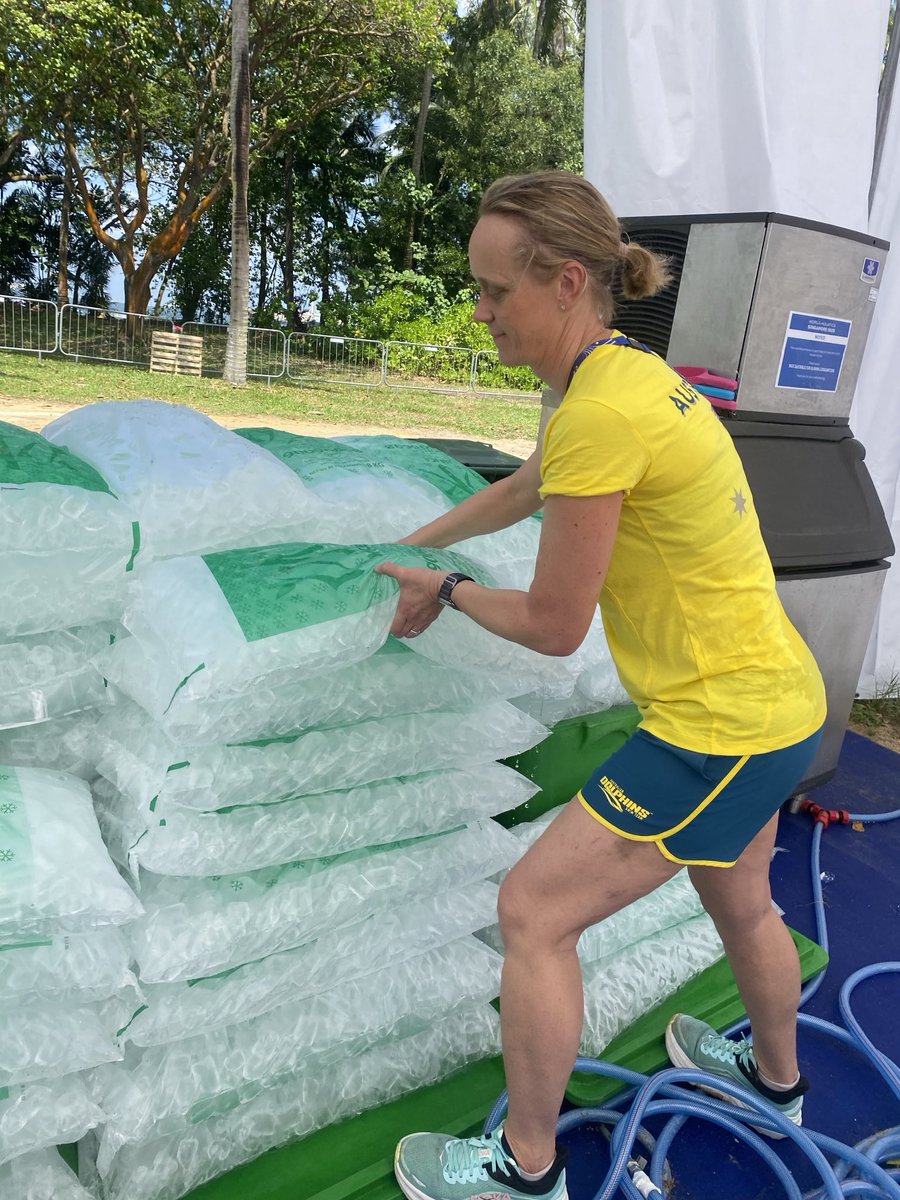⁦<a href="/SwimmingAUS/">Swimming Australia</a>⁩ Team Doc Rach Harris prepping the ice bath … it’s hot hot hot in the waters off Sentosa - more than 30 degrees for the men’s 10km event with the women’s 10km to follow at 4pm local time - 6pm AEST.
