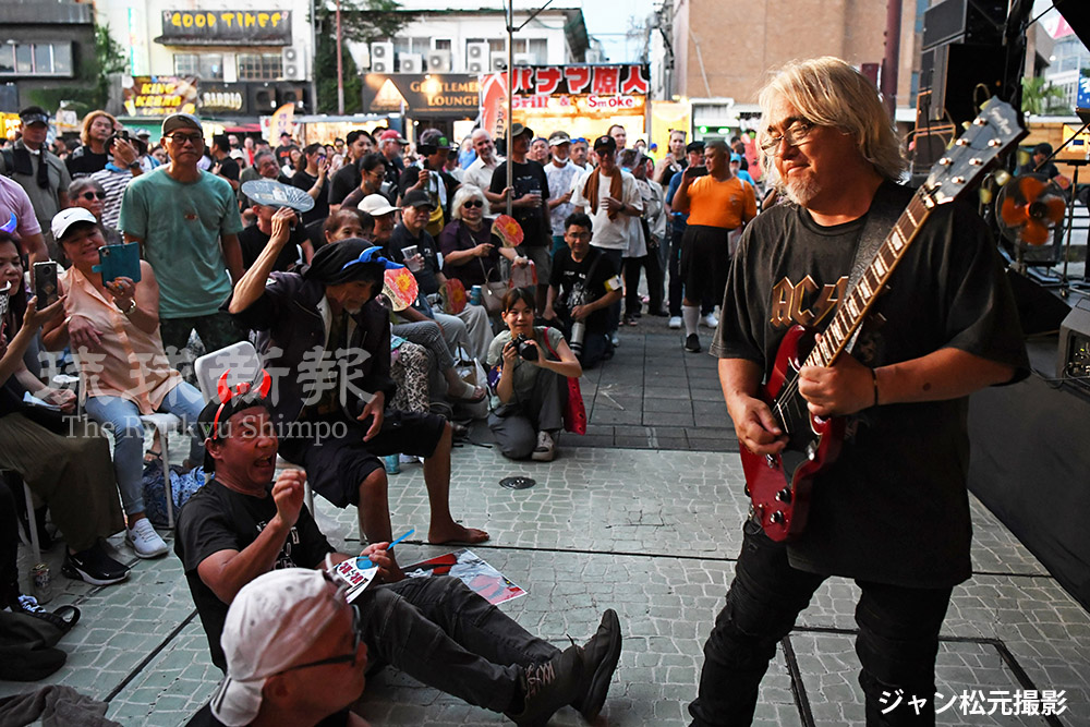 ryukyushimpo_ph's tweet image. 音楽の街コザ、熱く #ピースフルラブ・ロックフェスティバル 2025
ryukyushimpo.jp/news/entertain…
コザロックの祭典「第40回 #ピースフルラブ・ロックフェスティバル2025」が12日、沖縄市の #コザ・ミュージックタウン 音楽広場でありました。音楽広場とガジュマル前で10組が熱い演奏を繰り広げました。