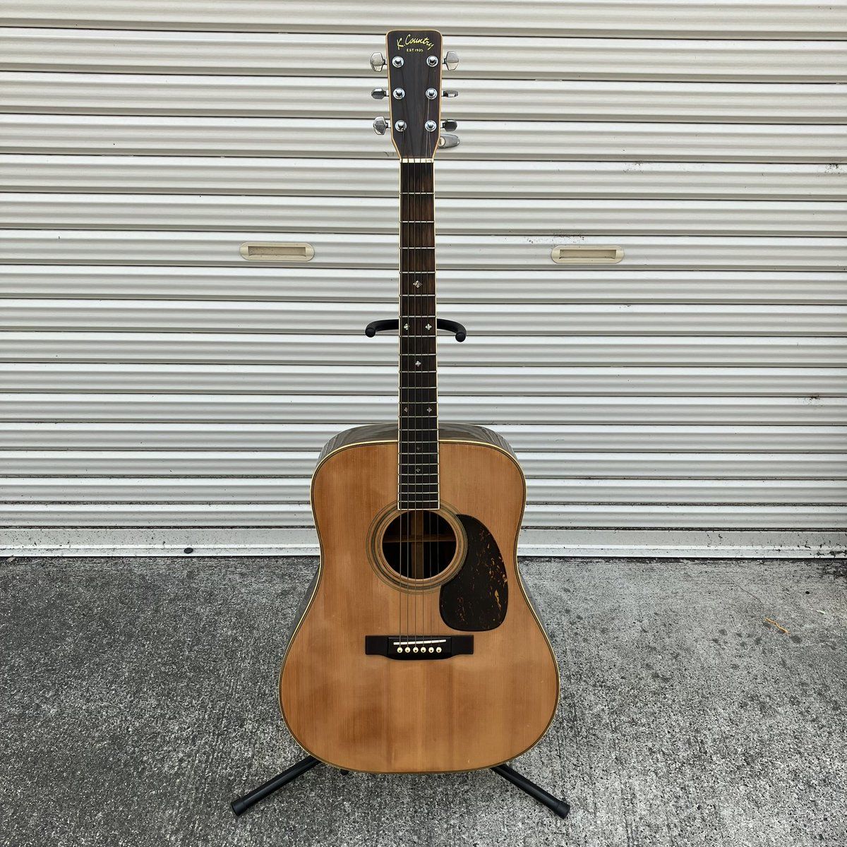 families2023's tweet image. 🎸【入荷情報】🎸

K.Country（KASUGA）HC-700

国産の温もり感じる
アコースティックギター、入荷しました！🌿

美しい木目としっかり鳴るサウンドが魅力の一本。
初心者〜中級者にもおすすめです！

#アコギ 
#KCountry 
#春日楽器 
#ギター
#買います