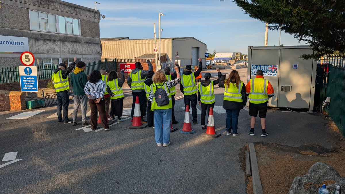 coventrytuc's tweet image. Picketing Tom White Waste, owned by Coventry's Labour Council and being used to try and break the Brum Bin Strike against £8000 pay cuts. Not today!