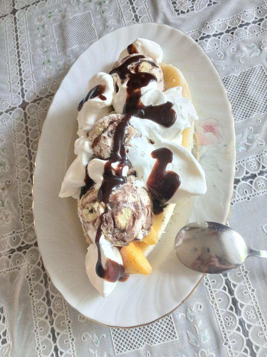 dragica12's tweet image. Ljubezen gre tudi skozi želodec.
#bananasplit, domača. ;)
Lepo deževno jutro vam želim.