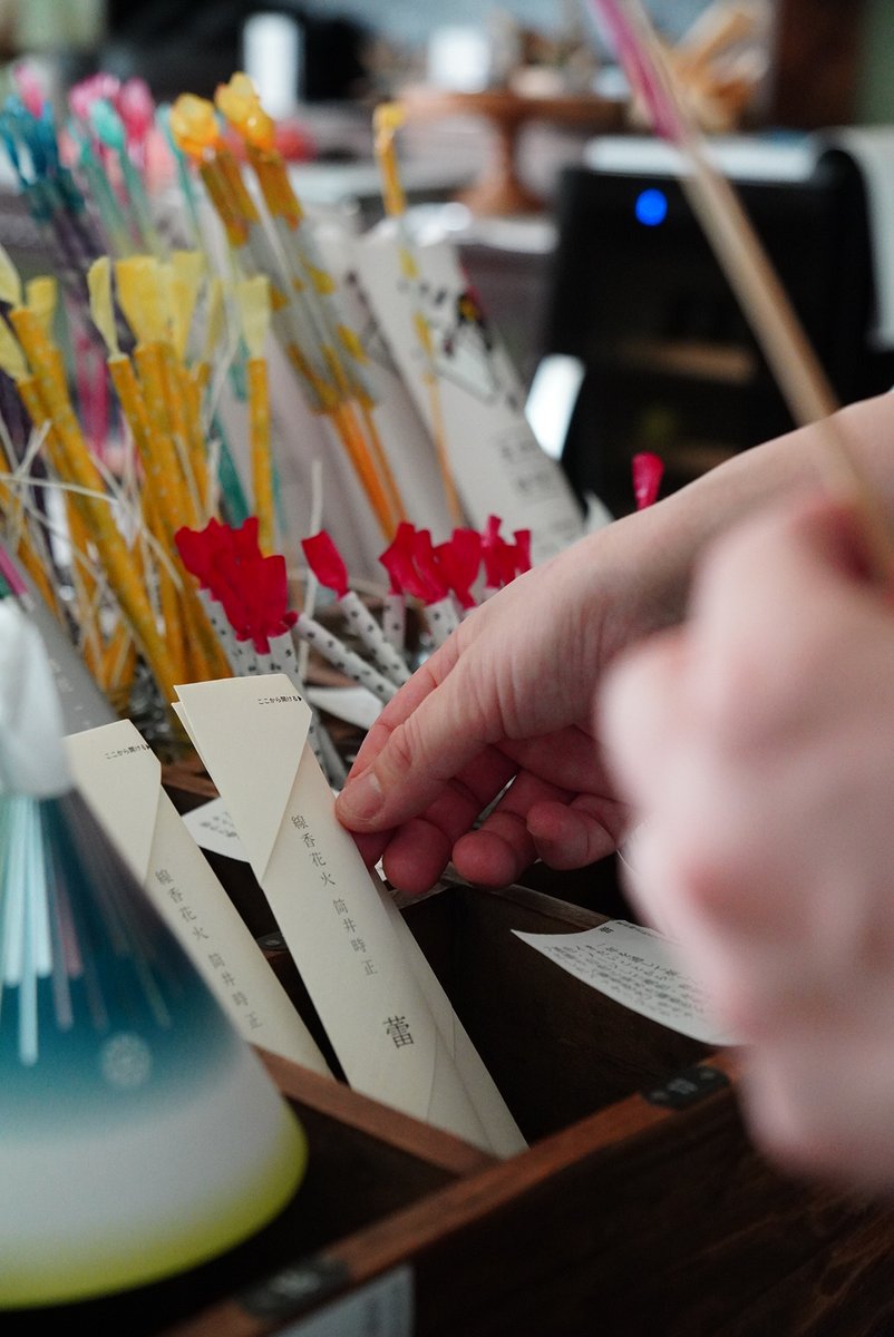 ／
大人も楽しむ手持ち花火
＼

玩具花火を製造して約90年の歴史がある筒井時正玩具花火製造所のかわいい花火を山猫瓶詰研究所で販売中🌊

関東で親しまれた線香花火と関西で親しまれた線香花火。郷土玩具を模したどうぶつはなびなど！

日本の歴史も香る花火はいつもと違う夏の夜を楽しめちゃうの🐟