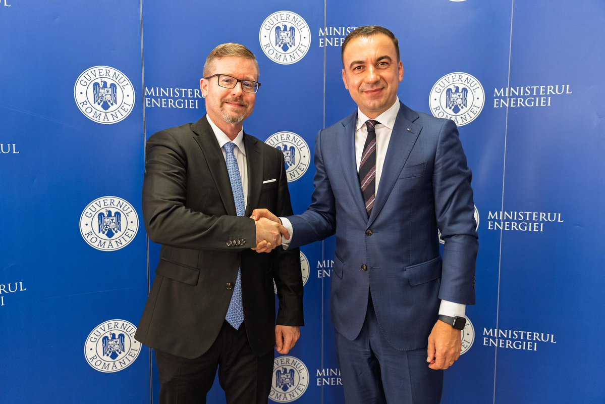 USAmbRO's tweet image. Spoke with Energy Minister @BogdanGruiaIvan about civilian nuclear, natural gas, and more. 🇷🇴 energy security strengthens regional and 🇺🇸 energy security—and 🇺🇸 leadership in innovation and investment drives prosperity. #StrategicPartnership🇺🇸🇷🇴