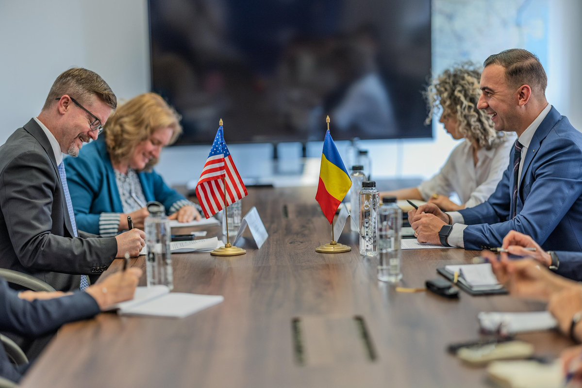 USAmbRO's tweet image. Spoke with Energy Minister @BogdanGruiaIvan about civilian nuclear, natural gas, and more. 🇷🇴 energy security strengthens regional and 🇺🇸 energy security—and 🇺🇸 leadership in innovation and investment drives prosperity. #StrategicPartnership🇺🇸🇷🇴