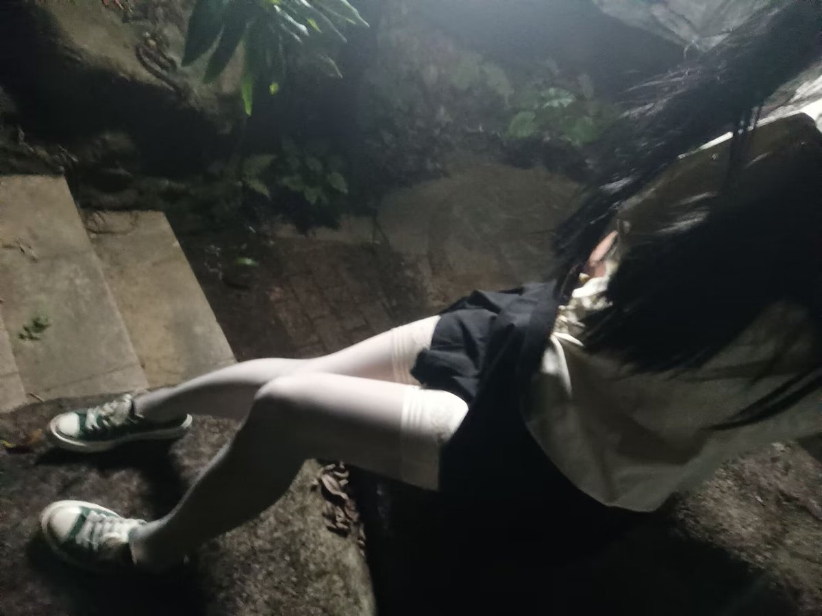 实际上是束身衣加黑丝加肉丝。实际上衣服里面有龟甲缚🤪