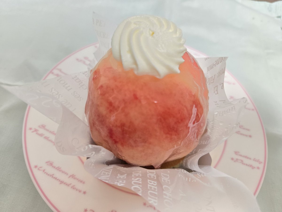 Rii18071118's tweet image. 毎年の楽しみ💕
この時期に出るカスタードが詰まった桃まるごとケーキ🍑
今年ももちろん買いに行きました~✨
今回のケーキ🍑(1.2枚目)
バンされないか心配なるくらい美尻過ぎる😆