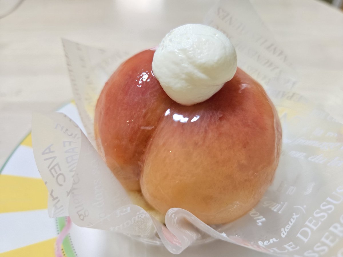 Rii18071118's tweet image. 毎年の楽しみ💕
この時期に出るカスタードが詰まった桃まるごとケーキ🍑
今年ももちろん買いに行きました~✨
今回のケーキ🍑(1.2枚目)
バンされないか心配なるくらい美尻過ぎる😆